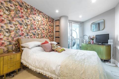 2 bedroom apartment for sale, Drake House, St George Wharf SW8