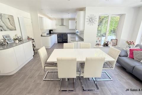 6 Lightswood Close, Cheshunt, Waltham Cross, EN7 6XZ