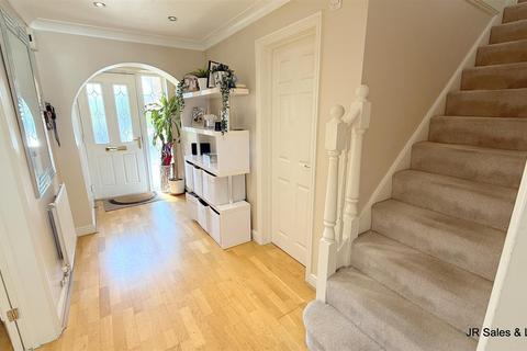 6 Lightswood Close, Cheshunt, Waltham Cross, EN7 6XZ