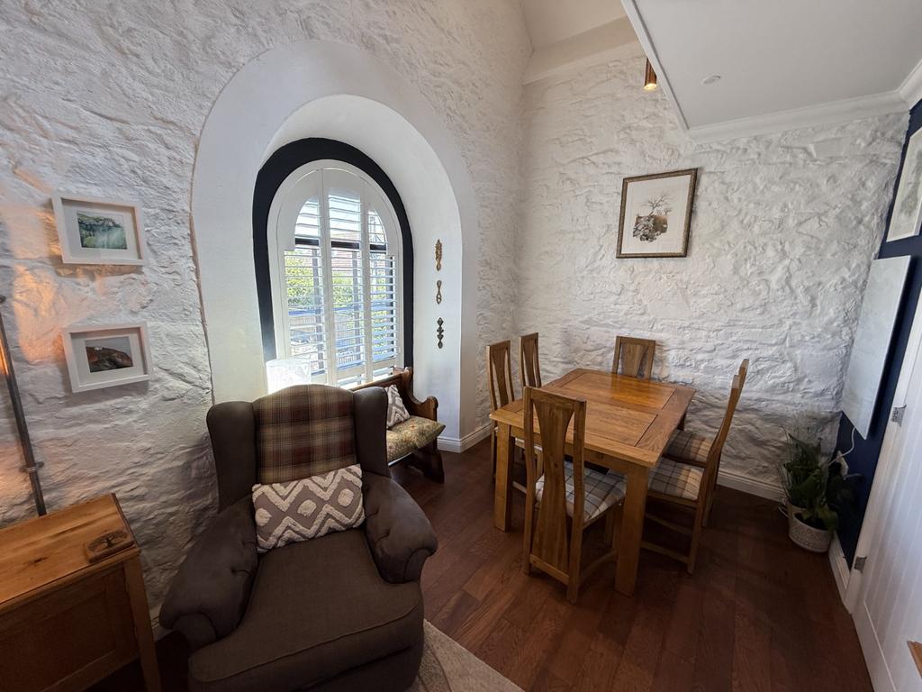 Sitting Room/ Dining Room