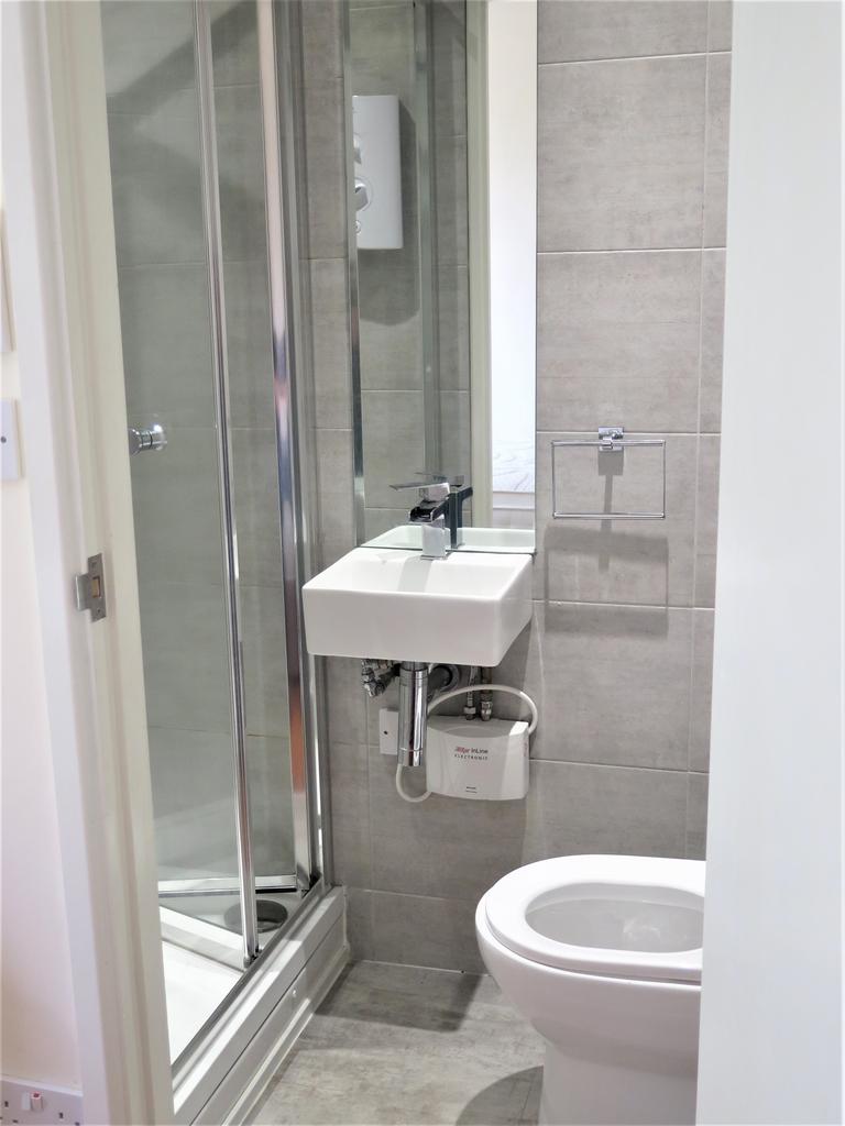 Rm6 Bathroom