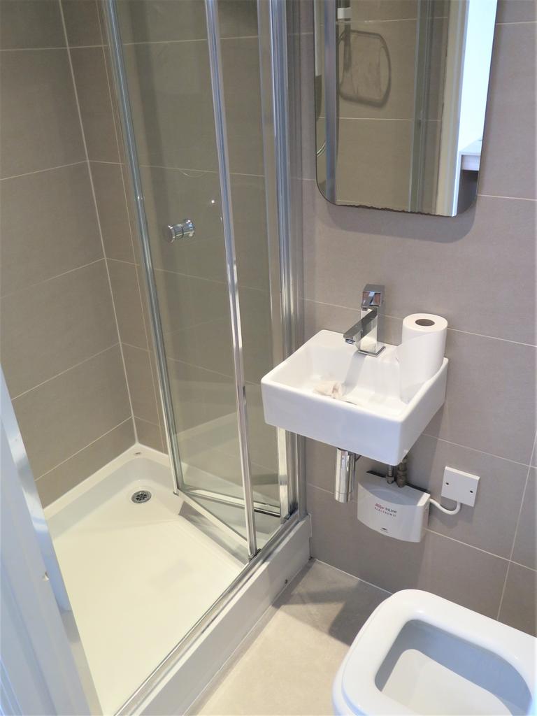 Rm8 Bathroom