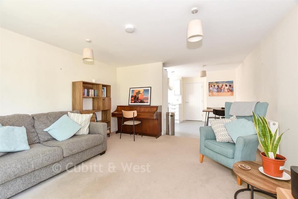 Lounge/Dining Area