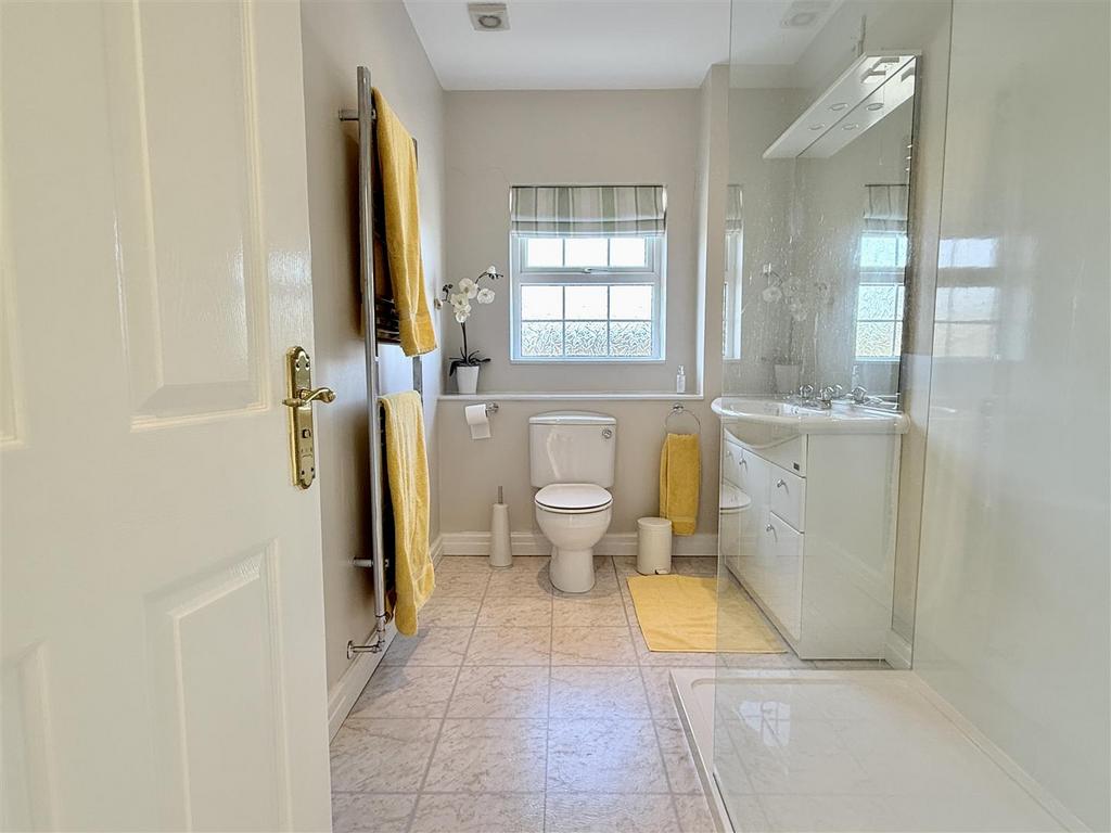 En suite shower room/wc
