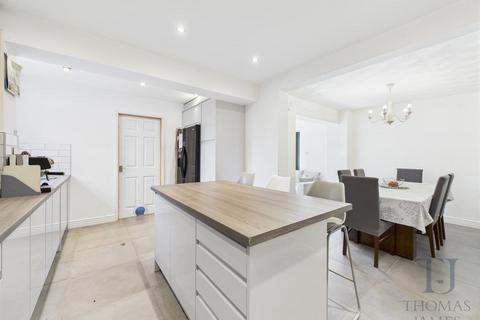 4 bedroom detached house for sale, Cropwell Gardens, Radcliffe-On-Trent