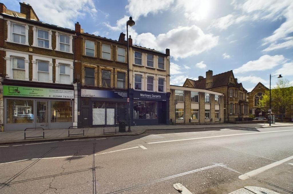 East Hill, SW18 2 bed apartment - £2,150 pcm (£496 pw)