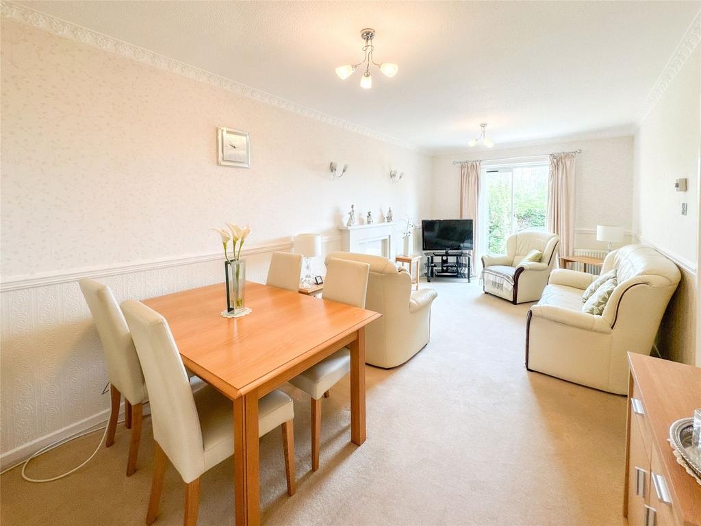Lounge/Dining Room