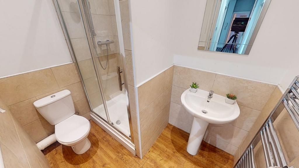 Lrg 2 51 Mans Bath 1