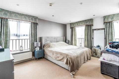 undefined, NORTH STREET, LEATHERHEAD,KT22