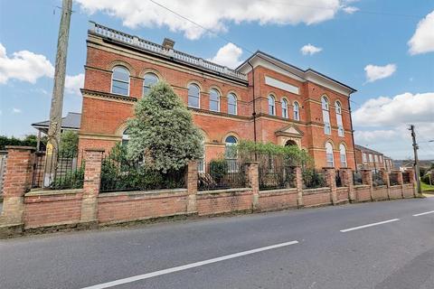 2 bedroom flat for sale, Main Road, Havenstreet, Ryde, PO33 4AE