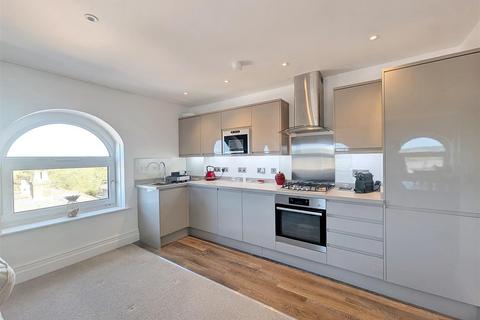 2 bedroom flat for sale, Main Road, Havenstreet, Ryde, PO33 4AE