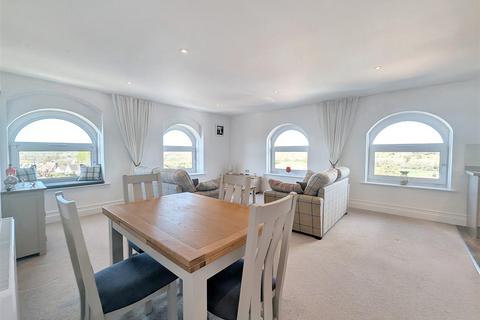 2 bedroom flat for sale, Main Road, Havenstreet, Ryde, PO33 4AE