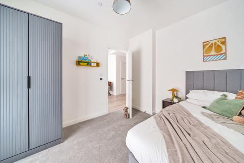3 bedroom apartment to rent, London E16