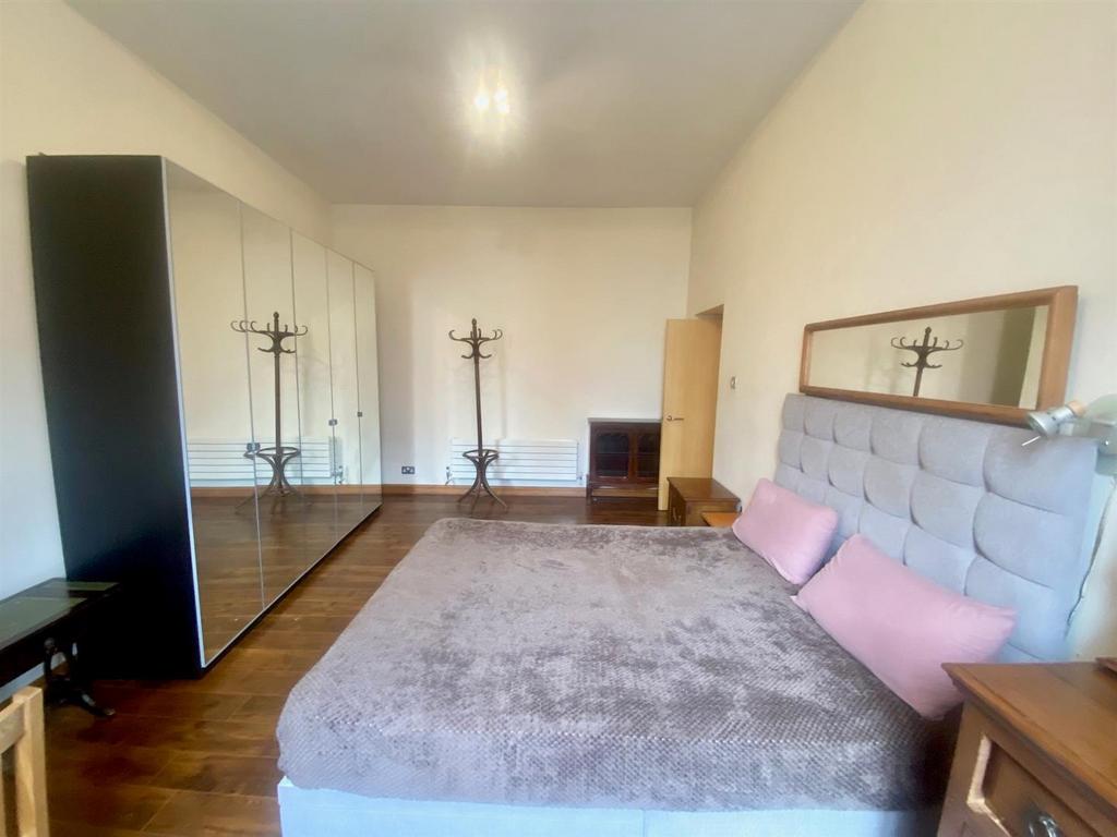 Bedroom 1 2.jpg