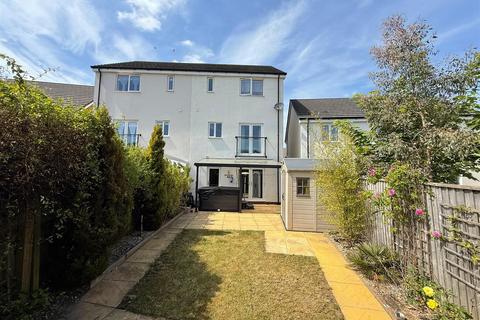 4 bedroom semi-detached house for sale, Olive Close, Burton-On-Trent DE14