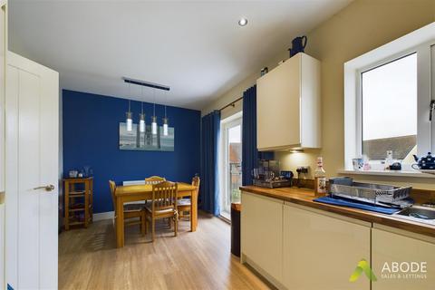 4 bedroom semi-detached house for sale, Olive Close, Burton-On-Trent DE14