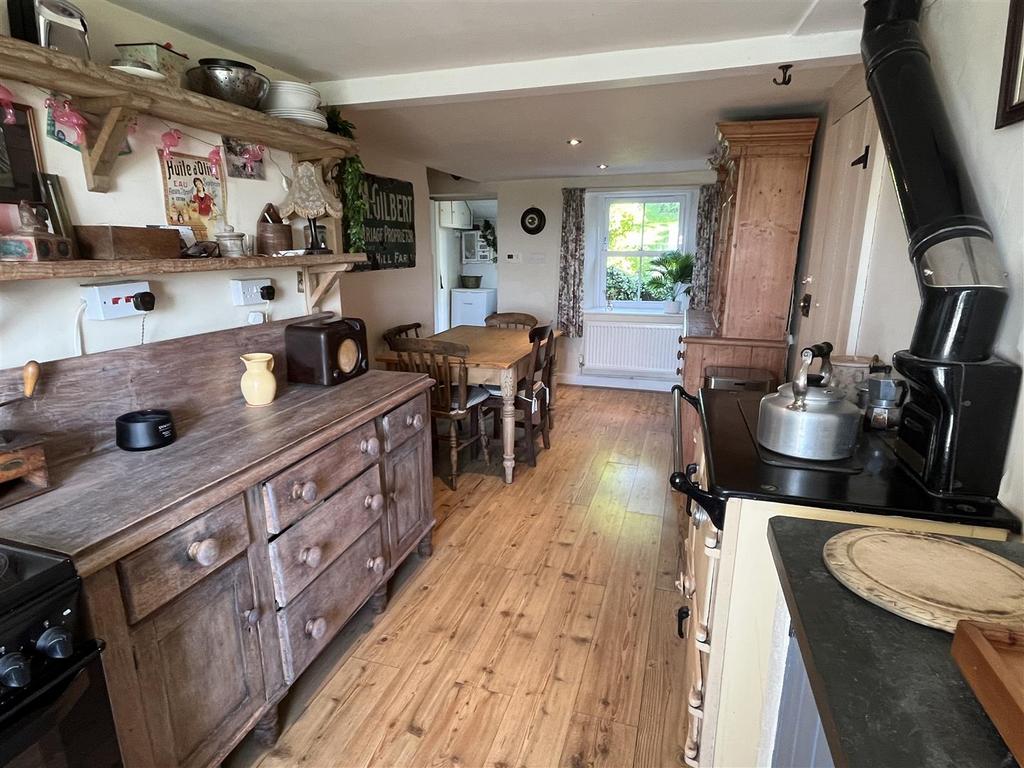 Kitchen 2.JPG