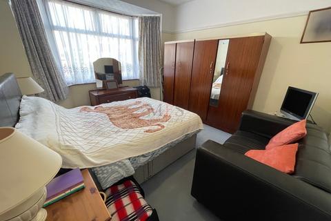 undefined, Masefield Avenue, Southall, UB1
