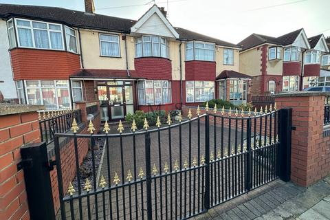 Masefield Avenue, Southall, UB1