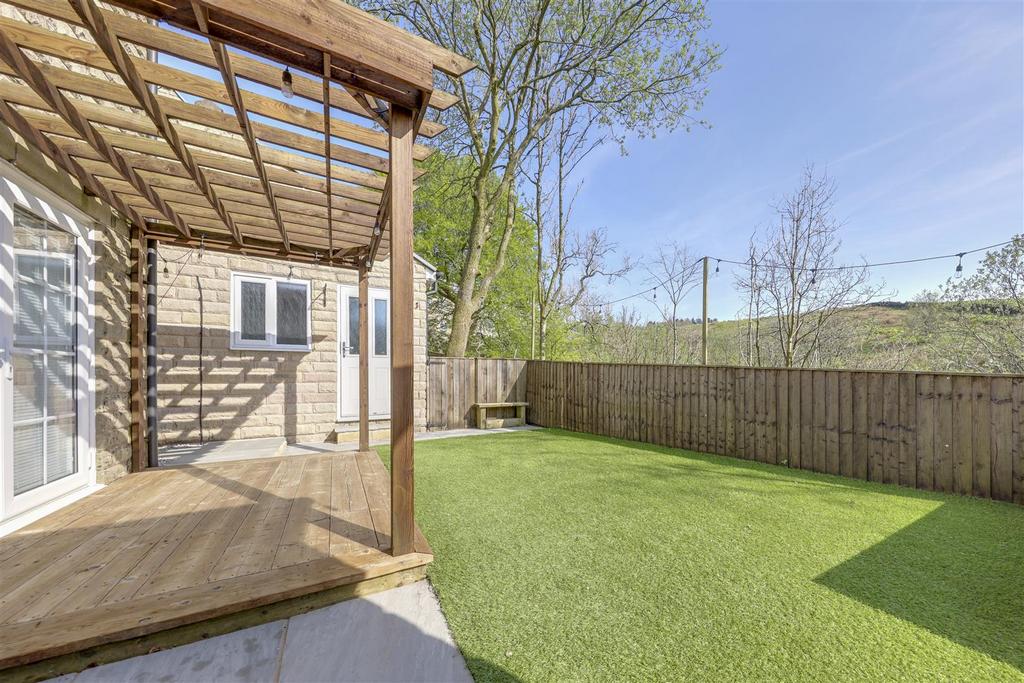 Covered Decking & Rear Garden