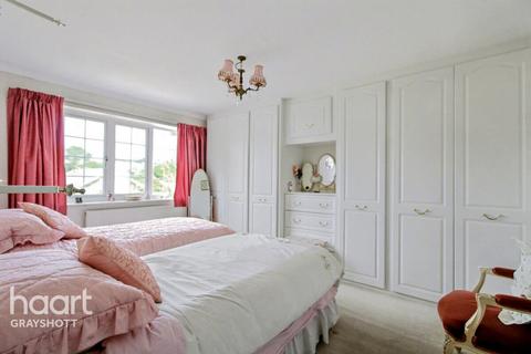 undefined, Bridle Close, Hindhead