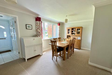 17 Waterfields, Leatherhead, KT22 7XB