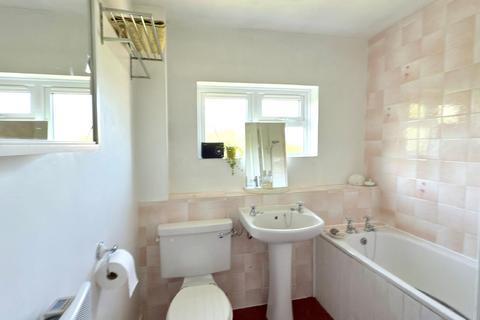 17 Waterfields, Leatherhead, KT22 7XB