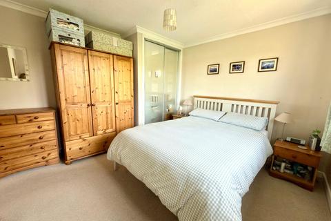 17 Waterfields, Leatherhead, KT22 7XB