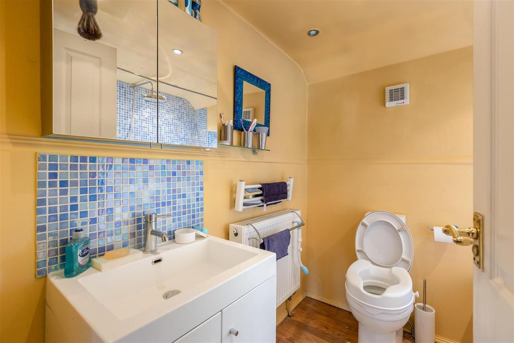 Northdale Cottages 2 Bathroom-1.jpg