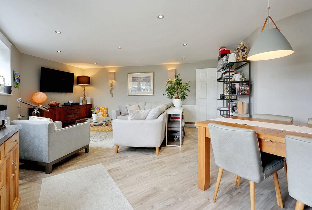Lounge/Dining Area