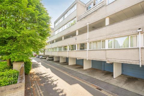 29 Christian Square, Windsor, SL4 1TD