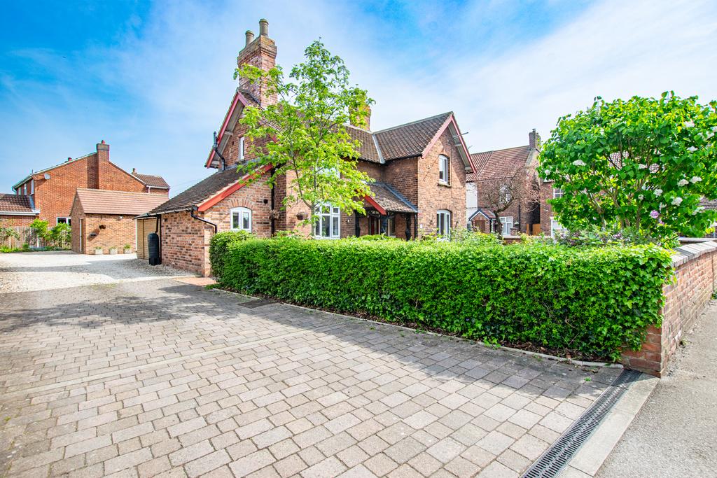 Riccall, York YO19 3 bed detached house - £435,000