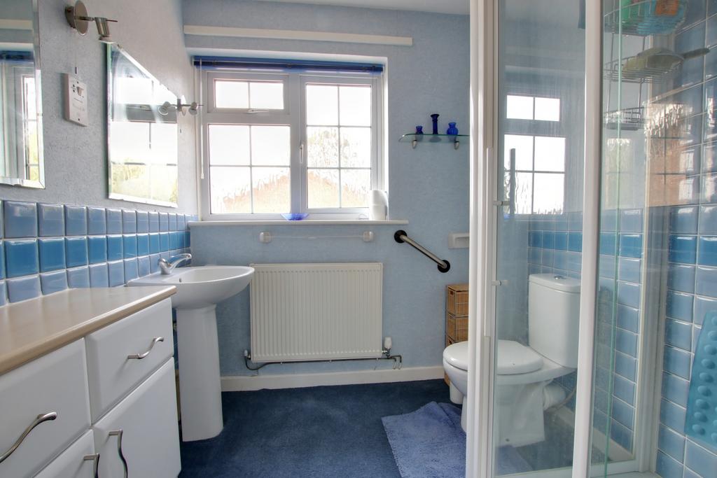En suite to bedroom one