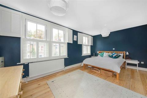 66 Leahurst Road, London, SE13 5HZ