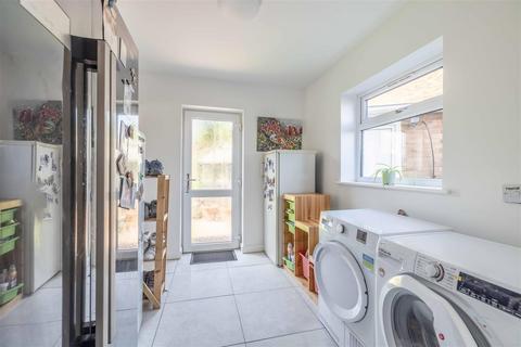 4 Hanley Close, Windsor, SL4 5QZ