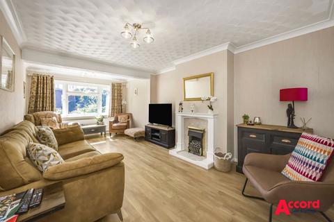 3 bedroom chalet for sale, The Crescent, Upminster, RM14