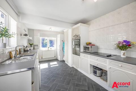 3 bedroom chalet for sale, The Crescent, Upminster, RM14
