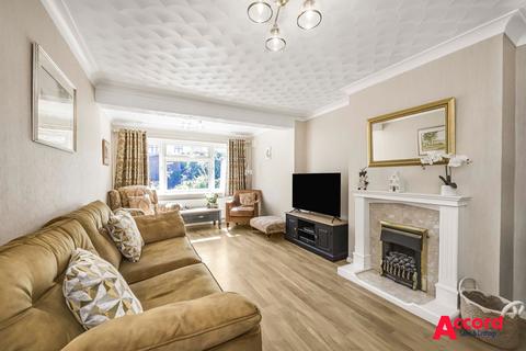 3 bedroom chalet for sale, The Crescent, Upminster, RM14