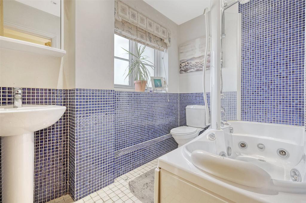 Gr. Floor Bathroom