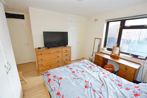 19 Kidd Place, London, SE7 8HG