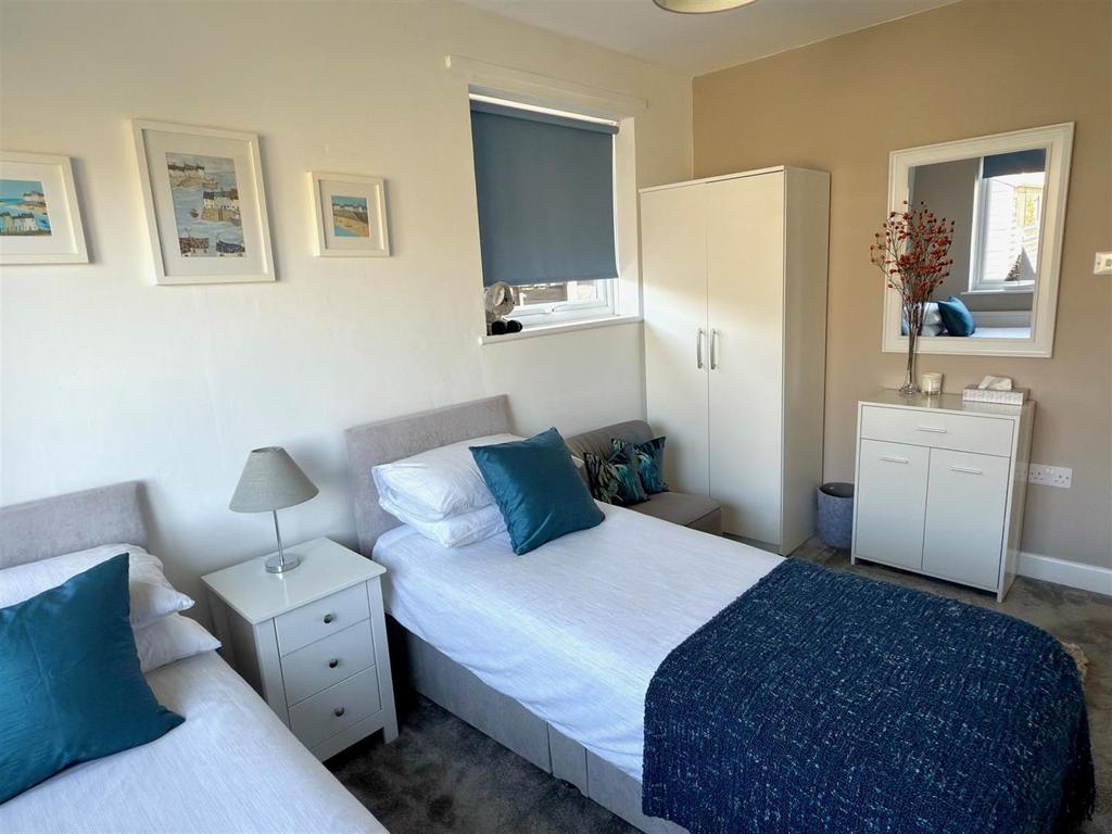 Bedroom 1.jpg
