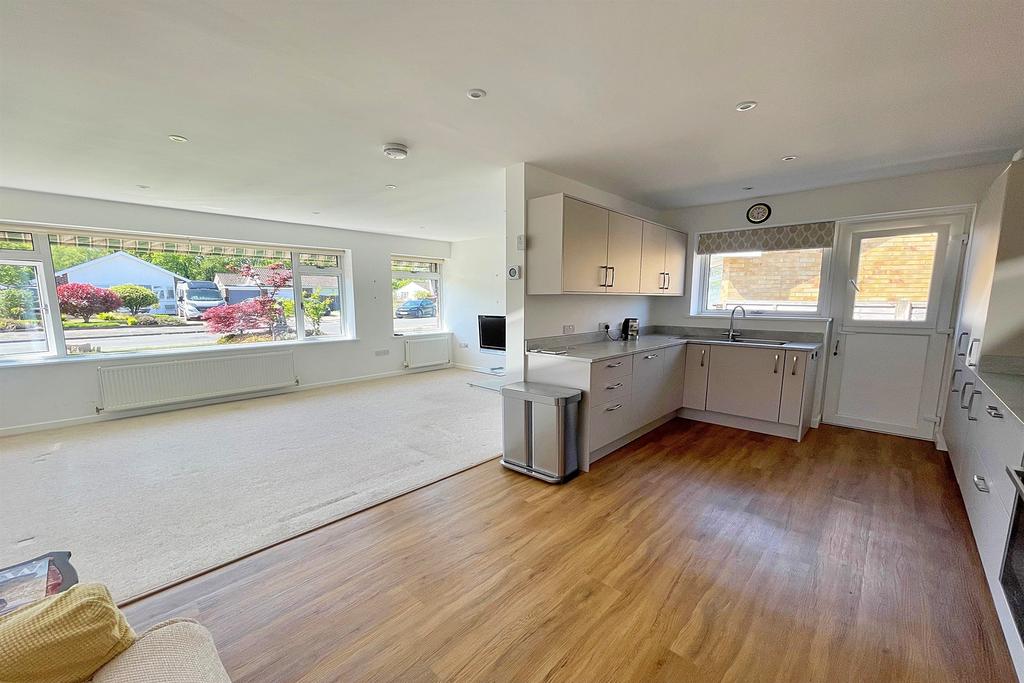 Kitchen / Lounge