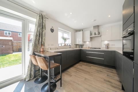 3 bedroom end of terrace house for sale, Garrett Crescent, Chertsey, KT16