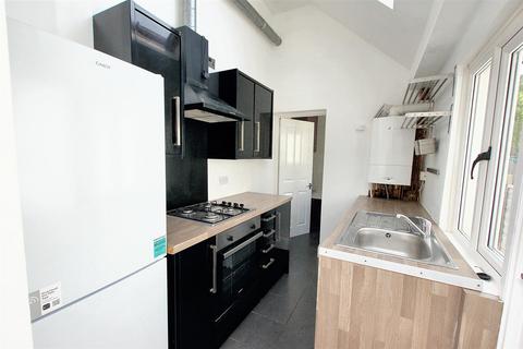 2 bedroom terraced house to rent, Nelson Avenue, Tonbridge