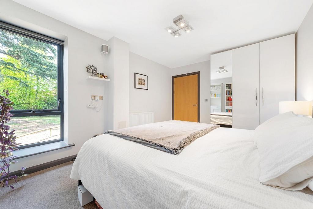 Bedroom 1 (2).jpg
