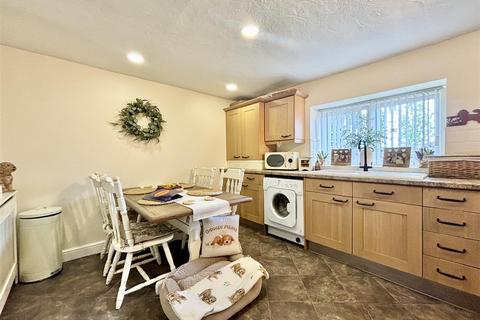 2 bedroom cottage for sale, Hill Top Road, Bradford BD13