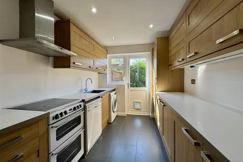 3 bedroom semi-detached house to rent, CHESTER CLOSE, DORKING, RH4