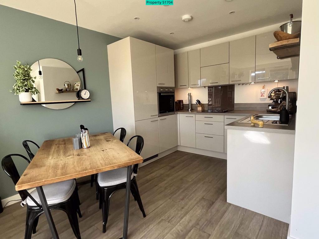 Contemporary fully fitted kitchen