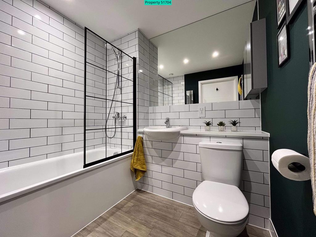 Large bathroom suite