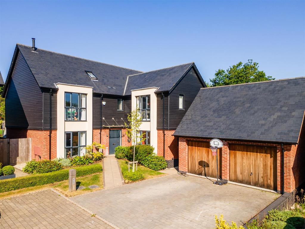 9 Aylesbury Court 1.jpg